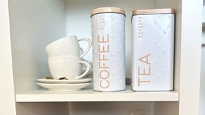 A kitchen shelf with a white cup, a coffee container, and a tea container. Below, there are a red and a copper kettle. - Charming room in the heart of the Alps (Chamoson)