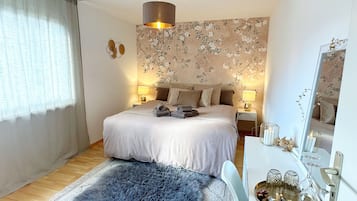 1 bedroom, bed sheets