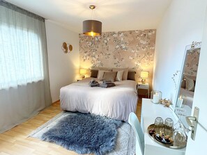 1 bedroom, bed sheets - Charming room in the heart of the Alps (Chamoson)