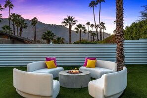 Terrace/patio - Fabulous Home with Private Pool, Hot Tub, Fire Pit, and Mountain Views! (Palm Springs)