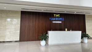 A reception desk with a sign that reads "THE SAPPHIRE RESIDENCE". - MonHomestay Ha Long-Amazing view balcony (Hong Gai)