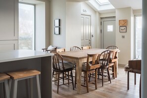 Dining - Anglesey coastal retreat, 4 bedrooms, sleeping 8, modern amenities, ocean view, 5 mins from beach (Anglesey)
