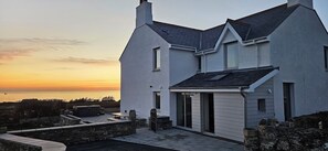 Exterior - Anglesey coastal retreat, 4 bedrooms, sleeping 8, modern amenities, ocean view, 5 mins from beach (Anglesey)