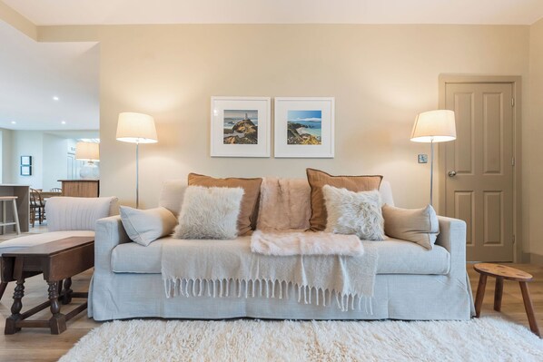 Smart TV, fireplace, stereo