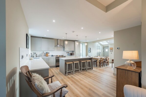 Refrigerador, microondas, horno y lavavajillas 