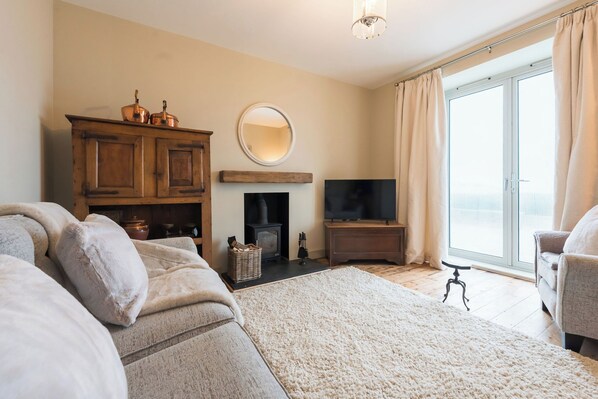 Smart TV, fireplace, stereo
