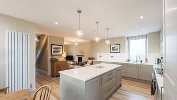 Réfrigérateur, micro-ondes, four, lave-vaisselle