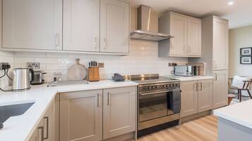 Kühlschrank, Mikrowelle, Ofen, Geschirrspüler