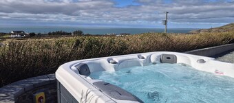 Anglesey coastal retreat, 4 bedrooms, sleeping 8, modern amenities, ocean view, 5 mins from beach