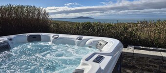 Anglesey coastal retreat, 4 bedrooms, sleeping 8, modern amenities, ocean view, 5 mins from beach