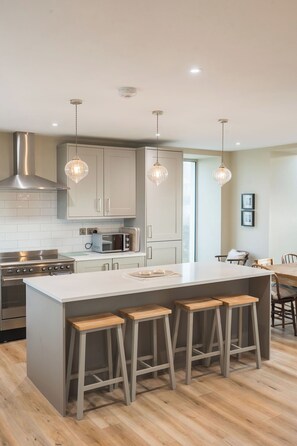 ثلاجة، ميكروويف، فرن، غسالة أطباق