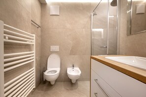 Douche, serviettes fournies, savon, shampoing