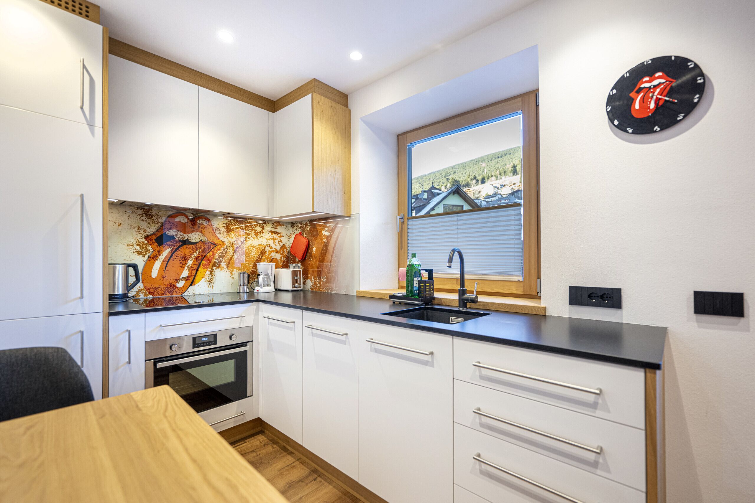 Kühlschrank, Geschirrspüler, Wasserkocher mit Kaffee-/Teezubehör