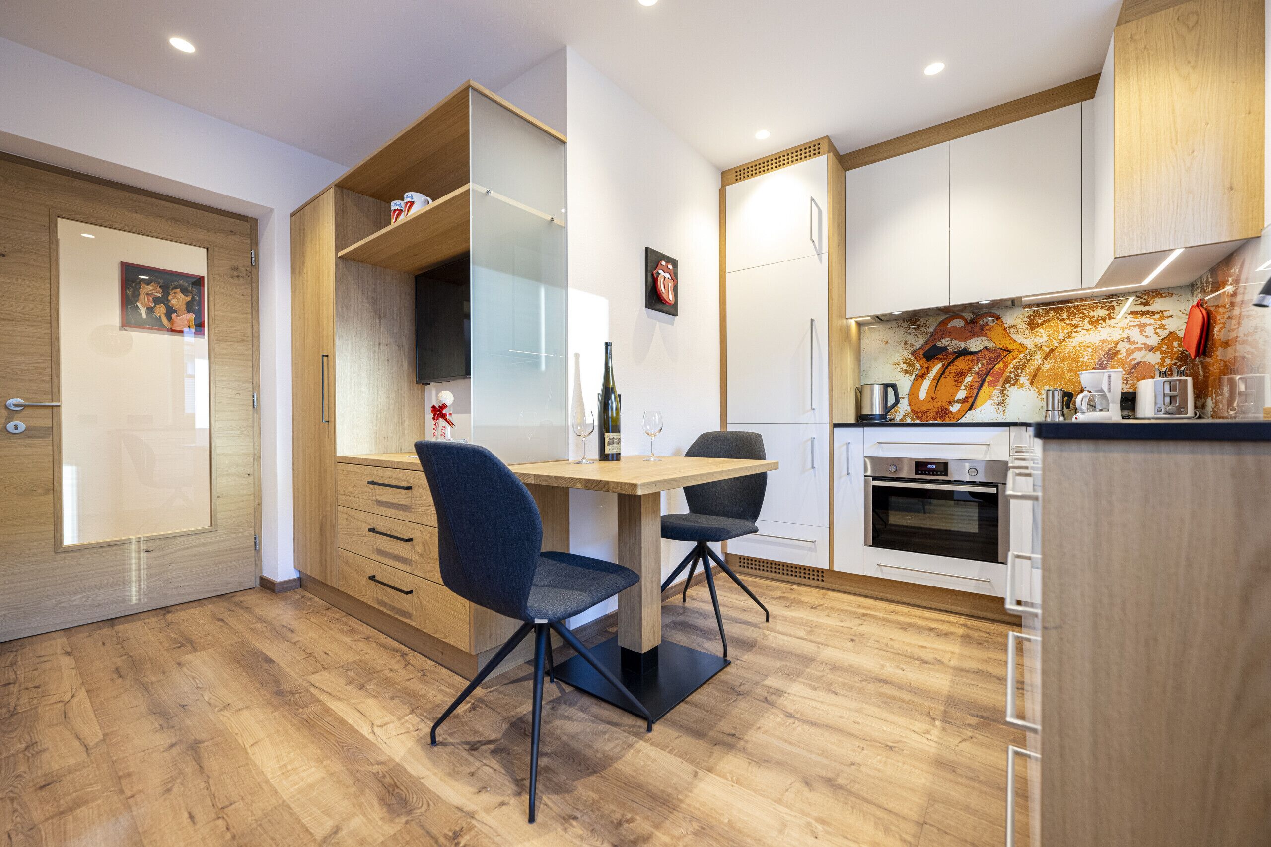 Kühlschrank, Geschirrspüler, Wasserkocher mit Kaffee-/Teezubehör