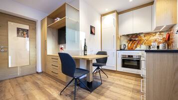 Kühlschrank, Geschirrspüler, Wasserkocher mit Kaffee-/Teezubehör