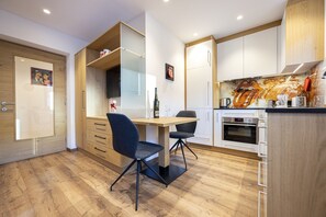 Jääkaappi, astianpesukone, kahvin-/teenkeitin