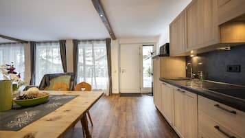 Frigorifero, microonde, lavastoviglie, pentole/stoviglie/utensili