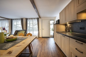 Refrigerador, microondas, lavavajillas y utensilios de cocina 