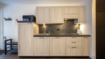 Frigorifero, microonde, lavastoviglie, pentole/stoviglie/utensili