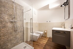 Shower, towels