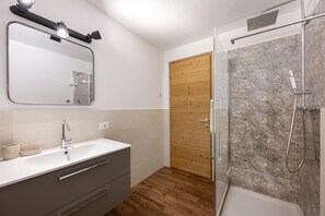 Een douche, handdoeken