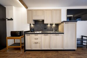 Fridge, microwave, dishwasher, cookware/dishes/utensils