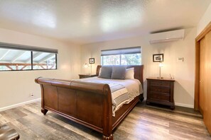 1 slaapkamer, een bureau, een strijkplank/strijkijzer, reisbedje