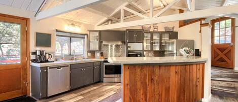 Een koelkast, een microgolfoven, een oven, een kookplaat