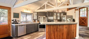 Waterfall House - Riverfront - BBQ - Sleeps 4