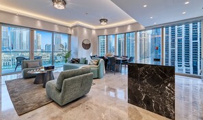 Departamento Premium, vista a la ciudad | Sala de estar | Smart TV de 65 pulgadas con canales por cable 