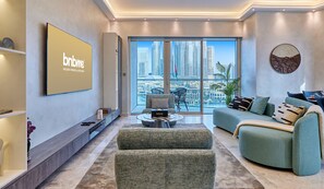 Apartamento premium, vista para a cidade | Sala de estar | Smart TV 65 polegadas com canais a cabo