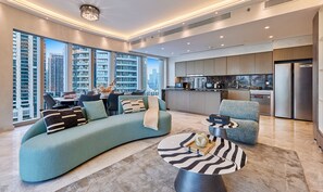 Appartement Premium, vue ville | Salle de séjour | TV connectée de 65 pouces avec chaînes par câble