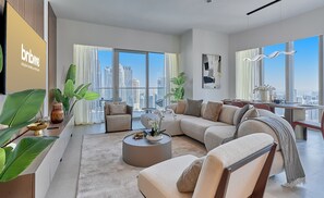 Appartement Luxe, balcon, vue ville | Salle de séjour | TV connectée de 65 pouces avec chaînes par câble