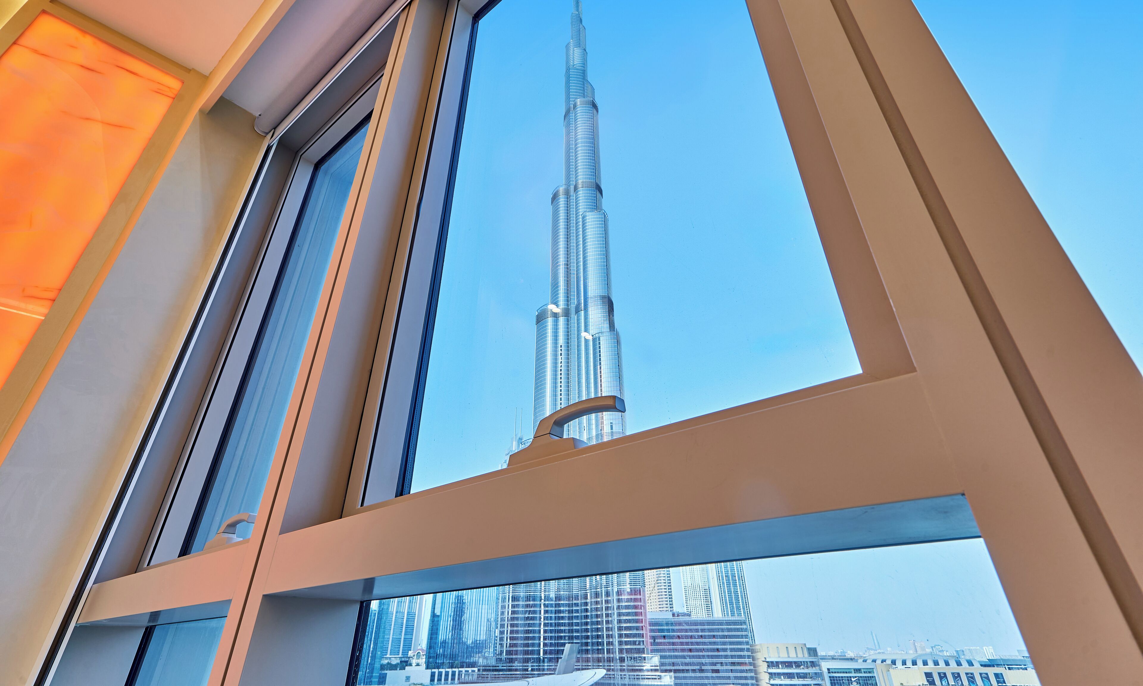 Vista del Burj Khalifa a través de una ventana con un marco moderno.