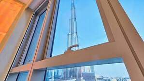 Vue sur le Burj Khalifa à travers une fenêtre dotée d’un cadre moderne.