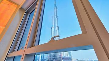 Vista do Burj Khalifa através de uma janela com moldura moderna.