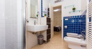 SĂšche-cheveux, bidet, serviettes fournies, papier toilette