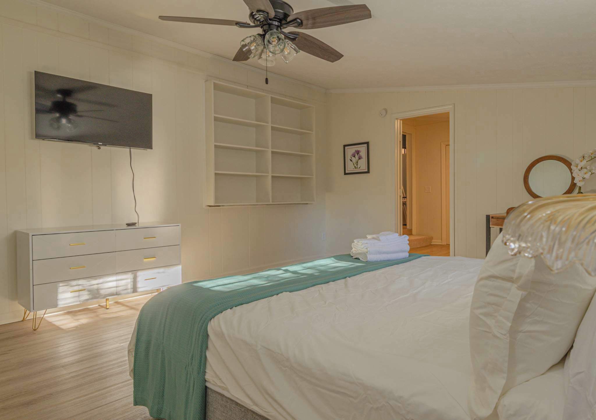 4 bedrooms, desk, iron/ironing board, WiFi