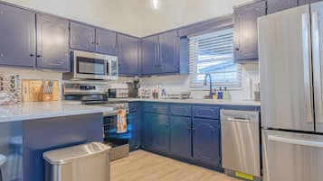 KĂźhlschrank, Mikrowelle, Ofen, Herdplatte