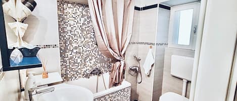 SĂšche-cheveux, serviettes fournies, savon, papier toilette