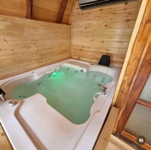 Basic-Bungalow | Badezimmer | Dusche, Haartrockner, Handtücher, Toilettenpapier