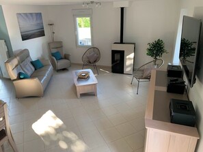 Smart TV, fireplace