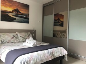 4 chambres, fer et planche à repasser, Wi-Fi, draps fournis