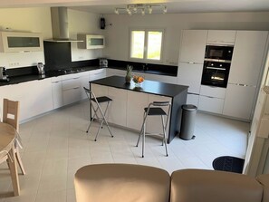 Micro-ondes, four, plaque de cuisson, lave-vaisselle