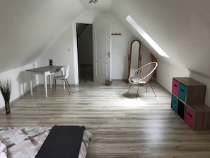 4 bedrooms, iron/ironing board, WiFi, bed sheets