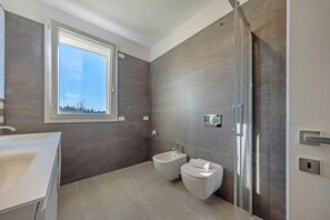 Dusche, Haartrockner, Bidet, Handtücher