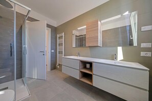 Dusche, Haartrockner, Bidet, Handtücher