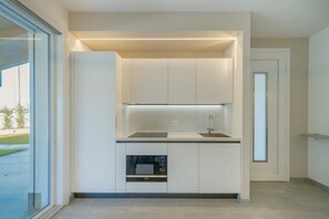 Réfrigérateur, micro-ondes, plaque de cuisson, lave-vaisselle
