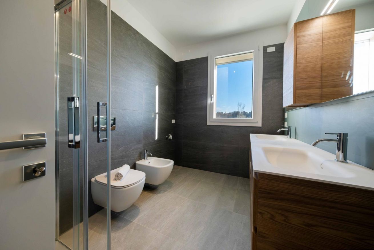 Een douche, een haardroger, een bidet, handdoeken