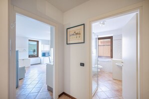 Regadera, secadora de cabello, bidet, toallas 